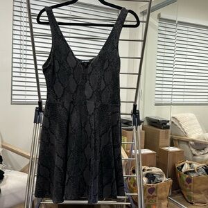 ***Like new*** EXPRESS Mini Dress - Romper Snake Print in gray/black, Size M